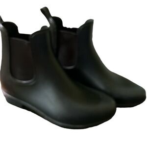 Size 6, black rubber rain boots